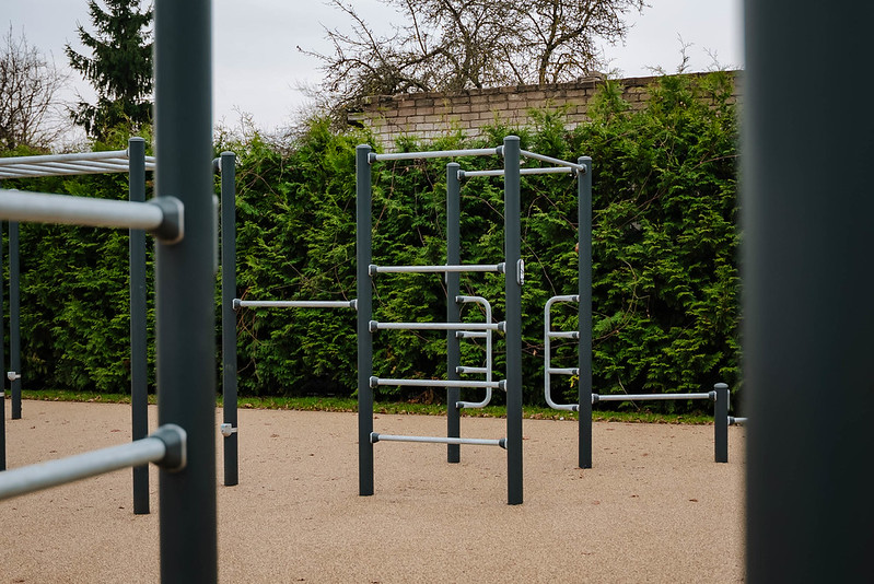 Dārzciema vidusskolā jauns sporta laukums un valsts aizsardzības mācības klase