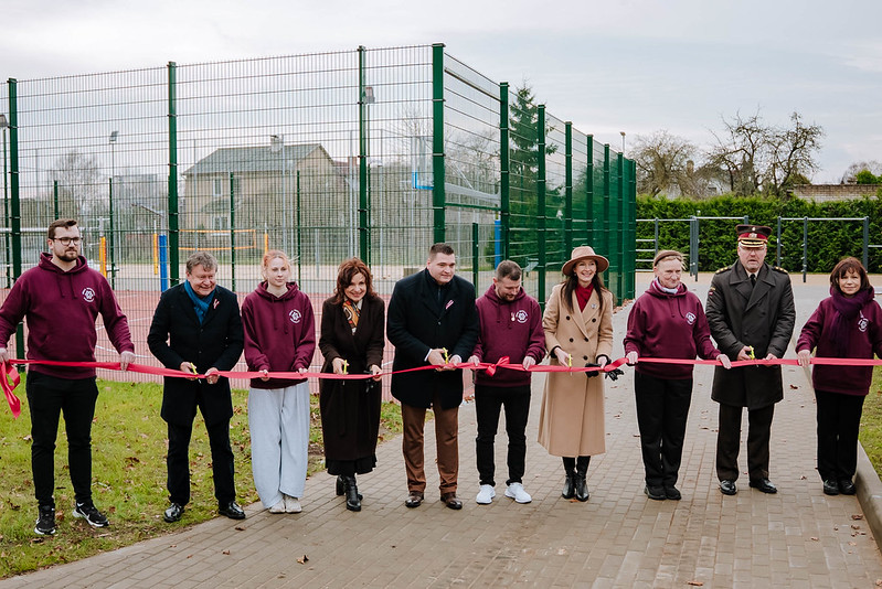 Dārzciema vidusskolā jauns sporta laukums un valsts aizsardzības mācības klase