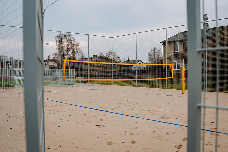 Dārzciema vidusskolā jauns sporta laukums un valsts aizsardzības mācības klase