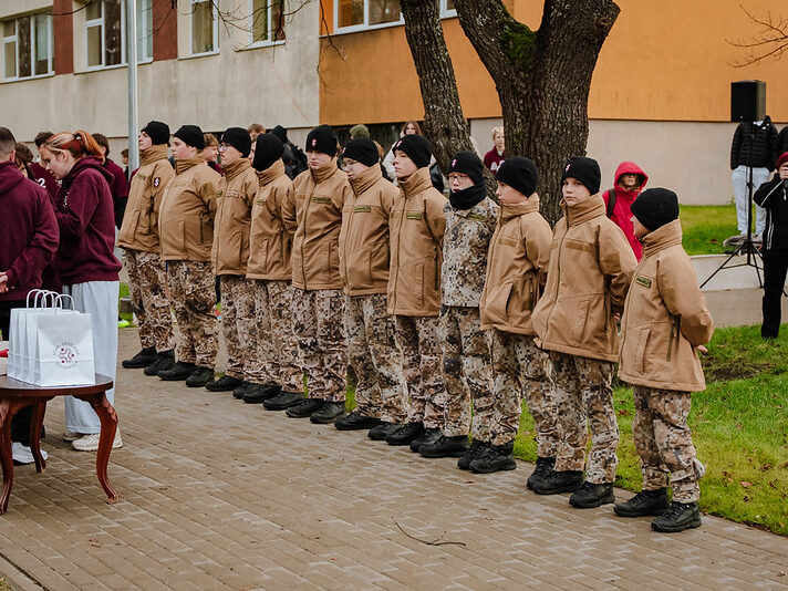 Dārzciema vidusskolā jauns sporta laukums un valsts aizsardzības mācības klase