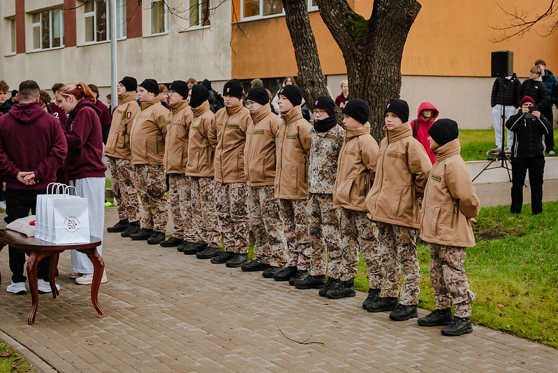 Dārzciema vidusskolā jauns sporta laukums un valsts aizsardzības mācības klase