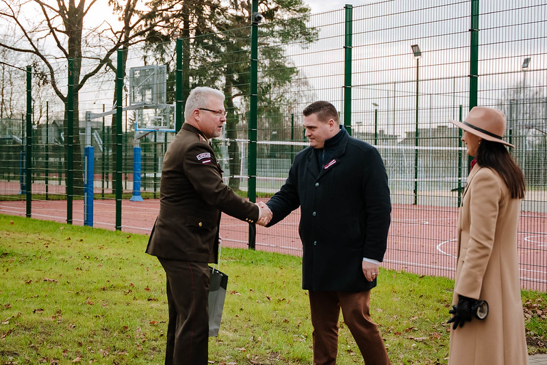 Dārzciema vidusskolā jauns sporta laukums un valsts aizsardzības mācības klase