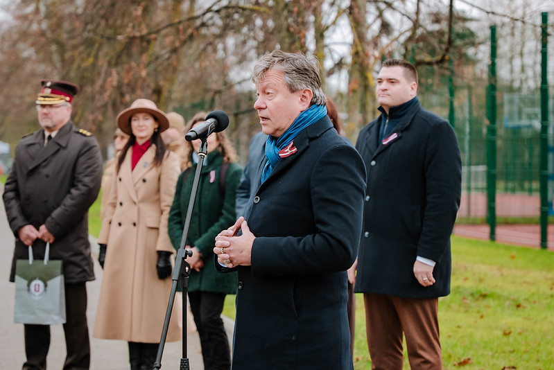 Dārzciema vidusskolā jauns sporta laukums un valsts aizsardzības mācības klase