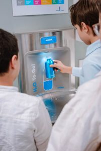 Rīgas pašvaldība skolās ierīko vienpadsmit jaunas dzeramā ūdens stacijas