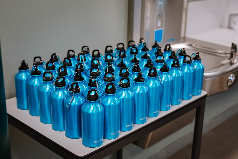 Rīgas pašvaldība skolās ierīko vienpadsmit jaunas dzeramā ūdens stacijas