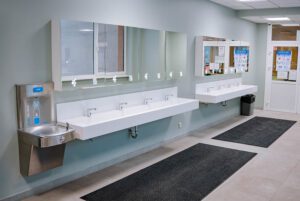 Rīgas pašvaldība skolās ierīko vienpadsmit jaunas dzeramā ūdens stacijas