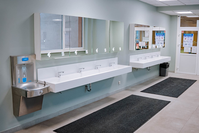 Rīgas pašvaldība skolās ierīko vienpadsmit jaunas dzeramā ūdens stacijas