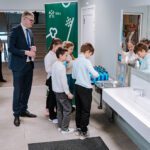 Rīgas pašvaldība skolās ierīko vienpadsmit jaunas dzeramā ūdens stacijas