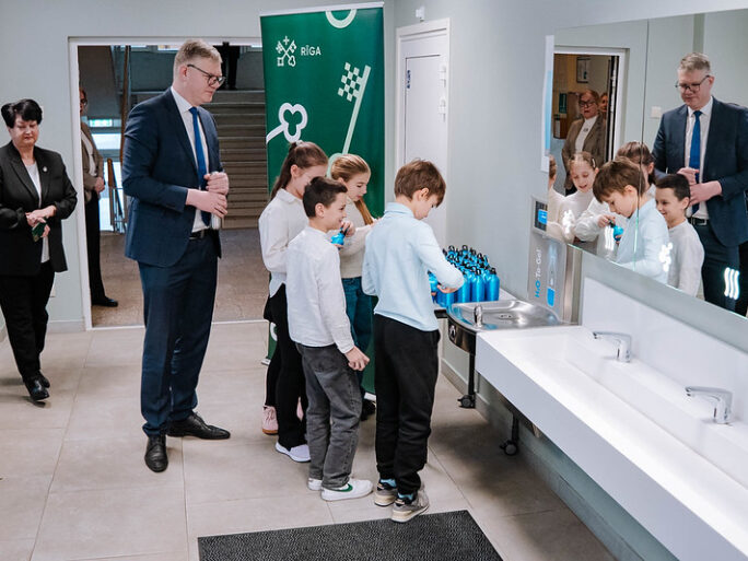 Rīgas pašvaldība skolās ierīko vienpadsmit jaunas dzeramā ūdens stacijas