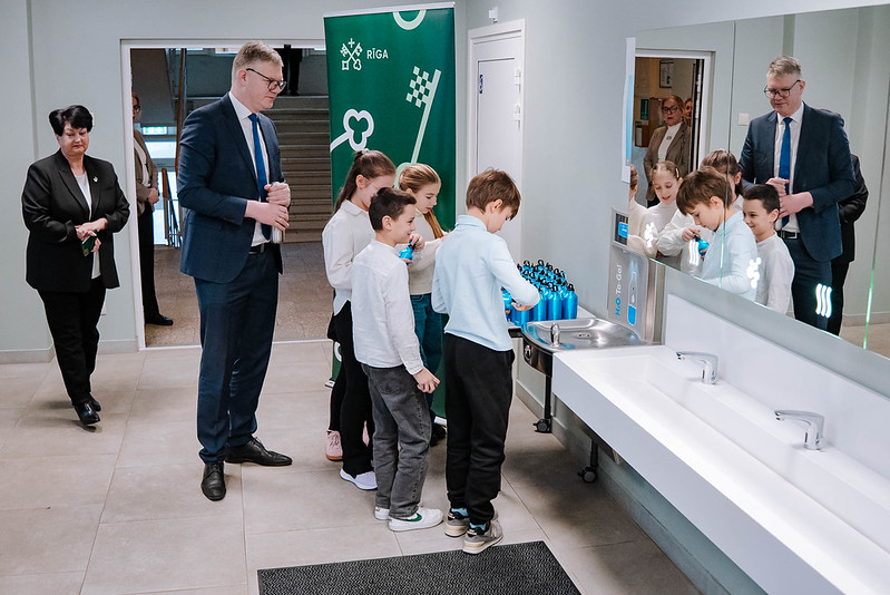 Rīgas pašvaldība skolās ierīko vienpadsmit jaunas dzeramā ūdens stacijas