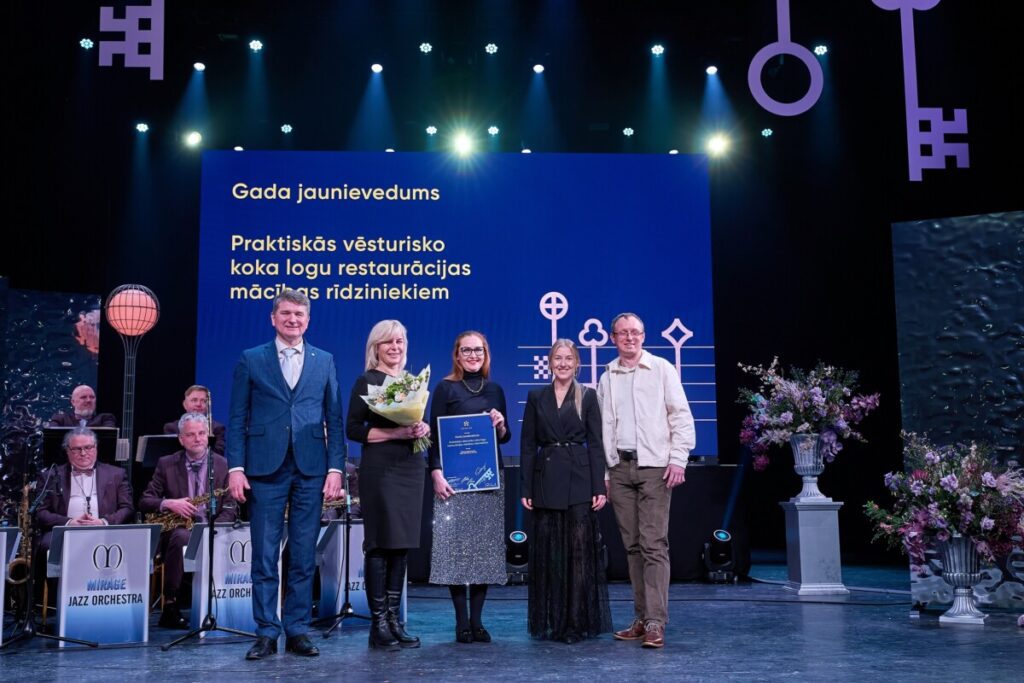 Īpašuma departamenta “Koka Rīga” restaurācijas darbnīcā organizētās apmācības saņem “Gada balvu 2025” nominācijā Gada jaunievedums