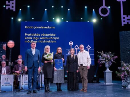 Īpašuma departamenta “Koka Rīga” restaurācijas darbnīcā organizētās apmācības saņem “Gada balvu 2025” nominācijā Gada jaunievedums