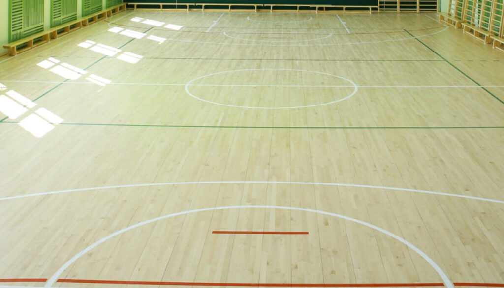 Pašvaldība atjaunojusi sporta zāli Rīgas Lietuviešu vidusskolā