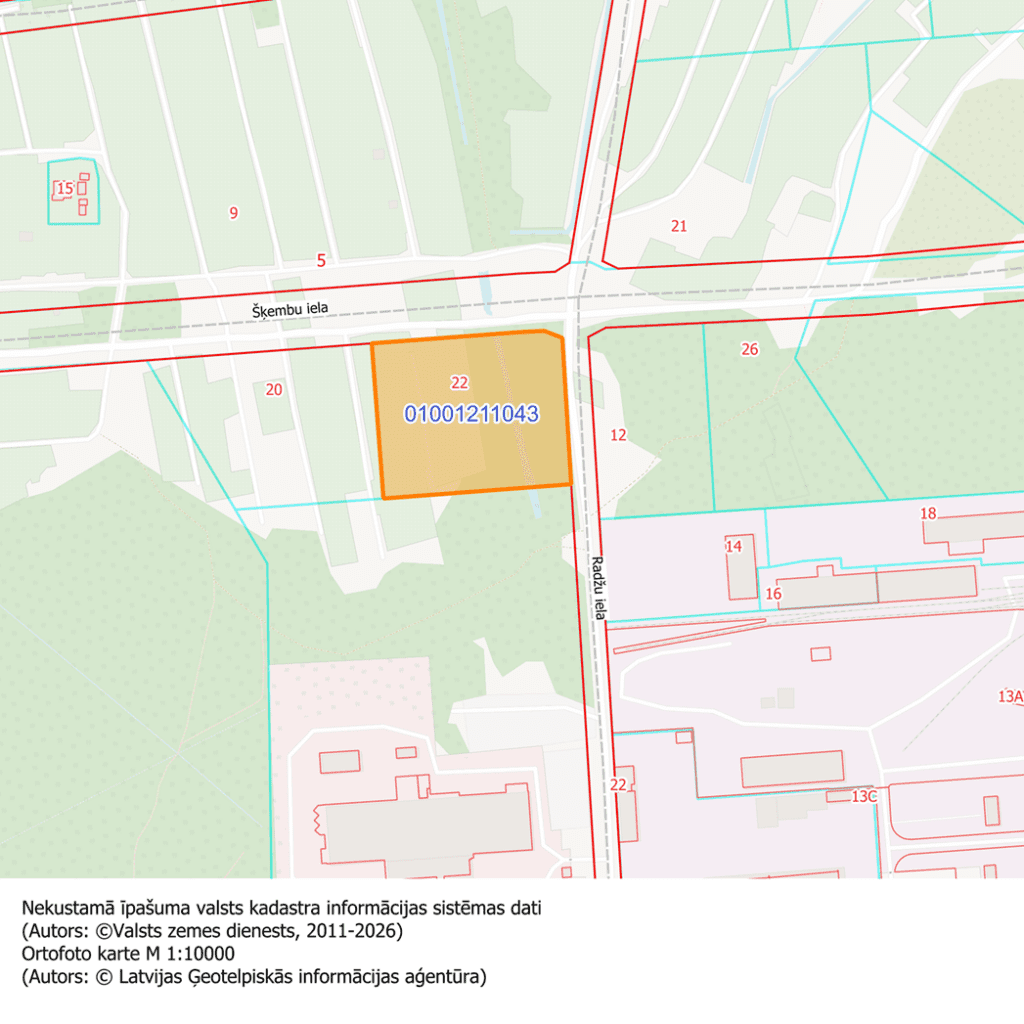 Topogrāfiskā karte ar zemes vienību robežām Šķembu ielas un Rubeņu ielas krustojuma apkaimē. Īpašums ar kadastra apzīmējumu 01001211043 izcelts oranžā krāsā. Kartē redzami zemesgabalu numuri, ēkas, ielu nosaukumi un zaļās zonas.