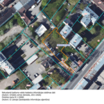 Valmieras iela 7A: Ortofoto attēls ar apzīmētām zemes vienību robežām. Izcelts zemesgabals ar kadastra numuru 01000022205. Redzamas ēkas, pagalmi, koki un ielas ar zemesgabalu kontūrām.