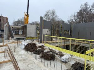 Dzelzsbetona konstrukciju izbūve būvlaukumā ar armatūras stieņiem, veidņiem un pagaidu drošības nožogojumu