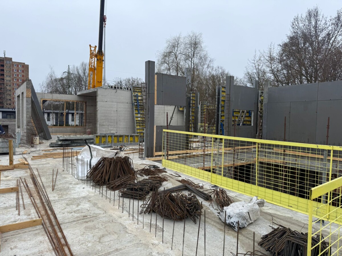 Dzelzsbetona konstrukciju izbūve būvlaukumā ar armatūras stieņiem, veidņiem un pagaidu drošības nožogojumu