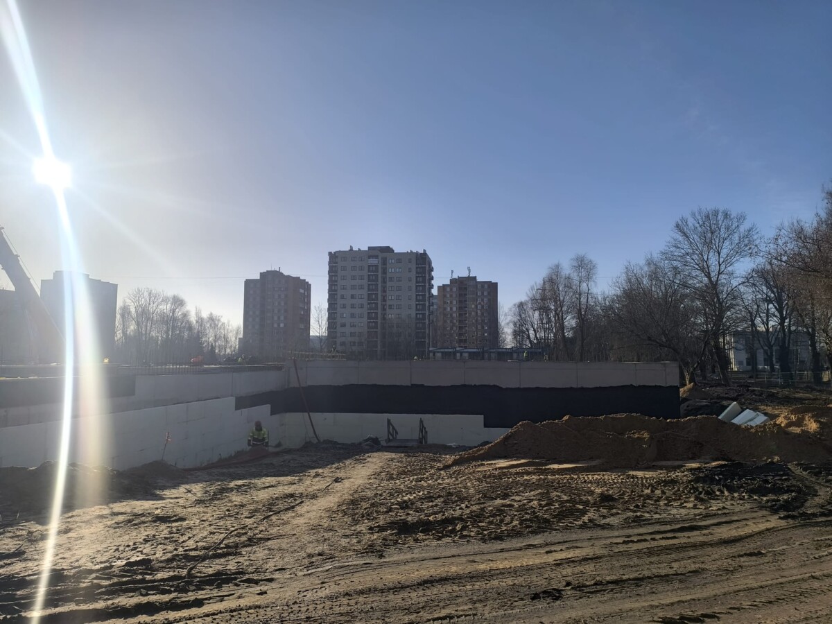 Būvlaukuma teritorija ar izrakumu, uzbērumiem un apkārtējo apbūvi pamatu izbūves un zemes darbu laikā