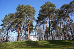 Ēka meža teritorijā, skats no labiekārtotas apkārtnes.