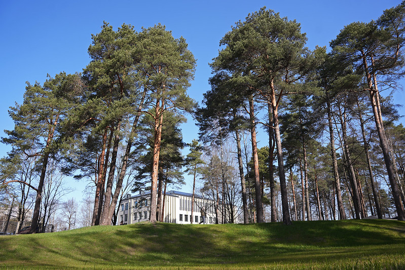 Ēka meža teritorijā, skats no labiekārtotas apkārtnes.