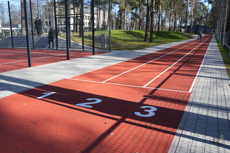 Āra skrejceļš ar marķējumu sporta nodarbībām.