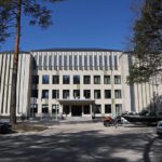 Rīgas pašvaldības policijas ēkas fasāde ar galveno ieeju un piebraucamo ceļu