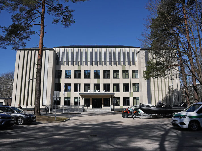 Rīgas pašvaldības policijas ēkas fasāde ar galveno ieeju un piebraucamo ceļu