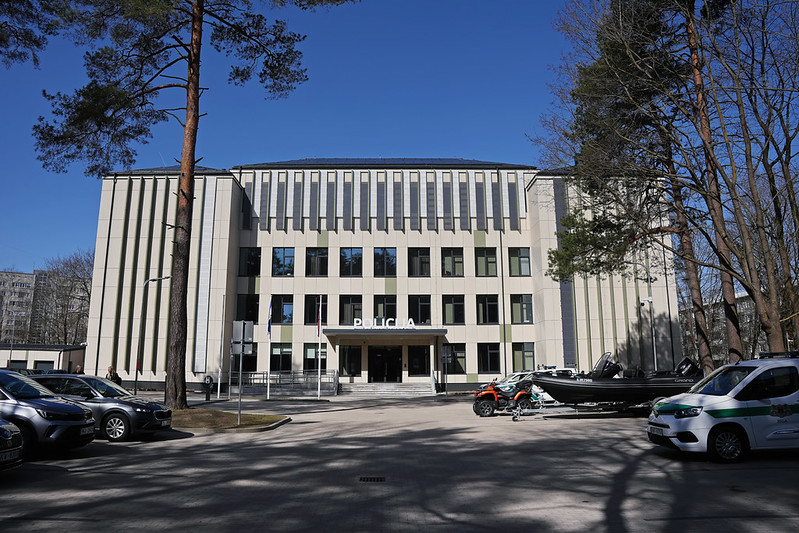 Rīgas pašvaldības policijas ēkas fasāde ar galveno ieeju un piebraucamo ceļu