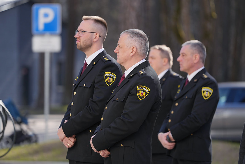 Pašvaldības policijas darbinieki formas tērpos pasākuma laikā.