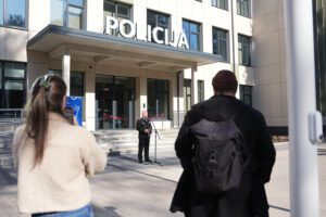 Uzruna pie ēkas galvenās ieejas ar pašvaldības simboliku.