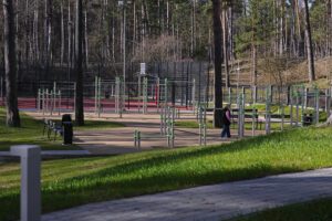 Āra sporta un vingrošanas laukums meža teritorijā.