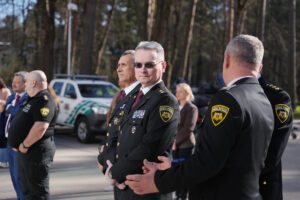 Pašvaldības policijas darbinieki un viesi pasākuma laikā.
