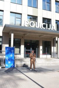 Ēkas galvenā ieeja ar uzrakstu “Policija”.