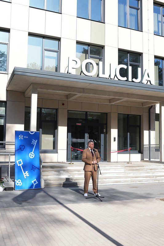 Ēkas galvenā ieeja ar uzrakstu “Policija”.