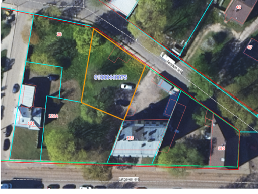 Ortofotokarte ar izceltu daudzstūrveida zemesgabalu Jersikas ielas un Latgales ielas tuvumā Rīgā (kadastra Nr. 01000440075). Zemesgabala robežas iezīmētas oranžā krāsā. Attēlā redzami apkārtējie īpašumi, ēkas, pagalmi, koki un ielu nosaukumi