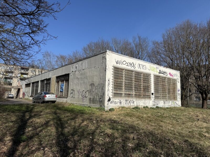 Elektroniskā izsolē ar augšupejošu soli tiek pārdotas nedzīvojamās ēkas Mazajā Stacijas ielā 8A, Rīgā, 28050/38720 domājamās daļas un zemes vienības Mazajā Stacijas ielā 8B, Rīgā, 28050/38720 domājamās daļas (Dzirciemā)