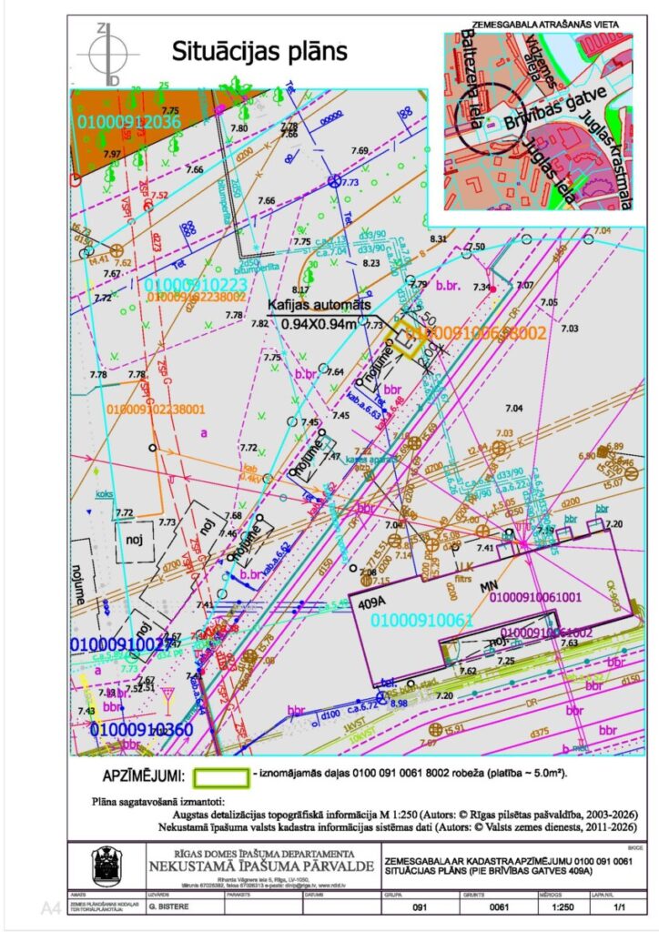Situācijas plāns zemesgabala daļai pie Brīvības gatves 409A, Rīgā. Topogrāfiskajā kartē attēlotas kadastra robežas, inženierkomunikācijas, ēkas, reljefa augstuma atzīmes un apkārtējā teritorija. Ar zaļu kontūru iezīmēta iznomājamā zemesgabala daļa kadastra vienībā 0100 091 0061 8002 ar platību aptuveni 5,0 m², kas atrodas pie afišas automāta. Augšējā labajā stūrī ievietota orientējoša atrašanās vietas shēma ar Brīvības gatves apkārtni. Plāna mērogs 1:250. Apakšdaļā norādīta informācija par plāna sagatavotāju – Rīgas domes Īpašuma departamentu.