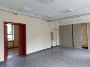 Plaša telpa ar griestu pacēlāja sistēmu, izlietni un iebūvētiem skapjiem.