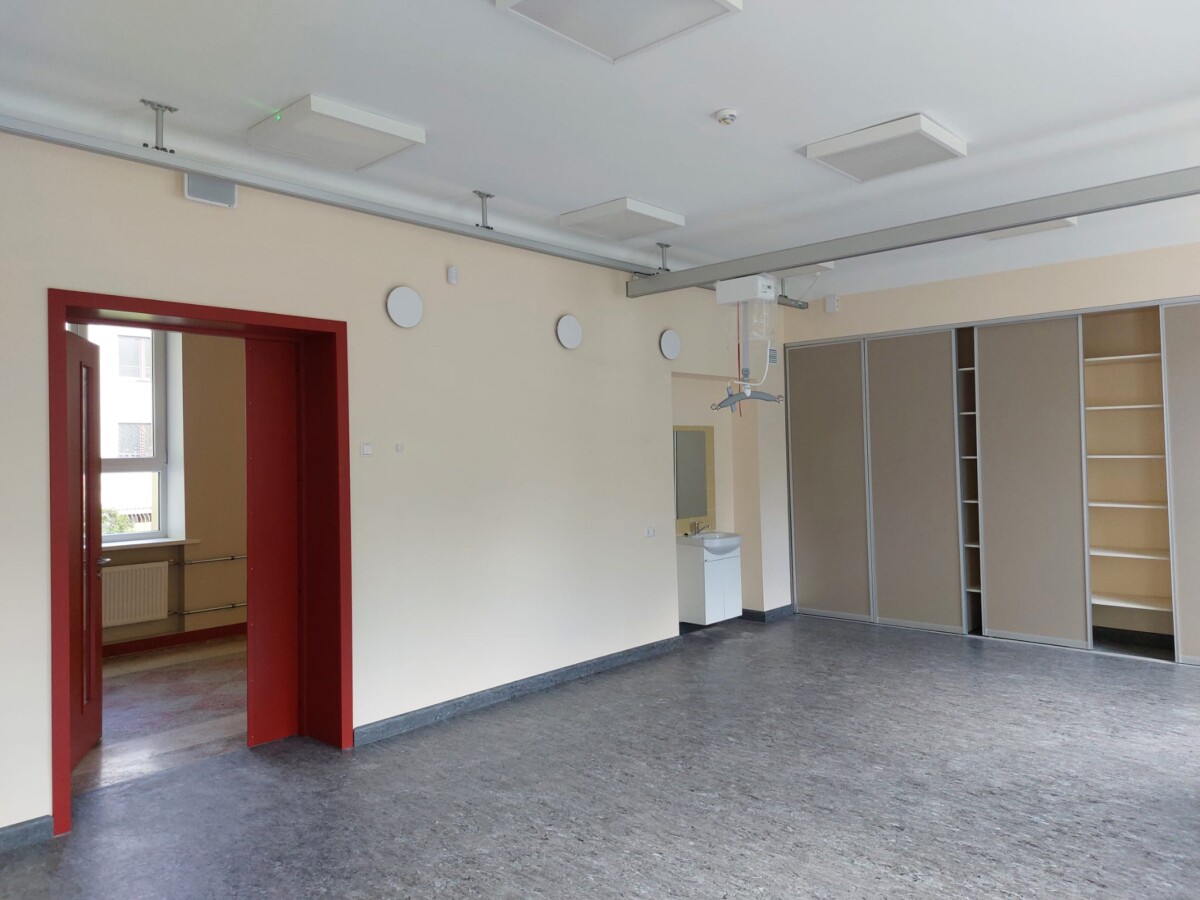 Plaša telpa ar griestu pacēlāja sistēmu, izlietni un iebūvētiem skapjiem.