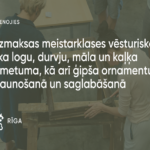 Dalībnieki praktiskā restaurācijas meistarklasē strādā pie vēsturiska koka loga rāmja uz darbagalda. Attēlā redzams aicinājums pieteikties bezmaksas meistarklasēm par vēsturisko koka logu un durvju, māla un kaļķa apmetuma, kā arī ģipša ornamentu atjaunošanu un saglabāšanu. Apakšējā kreisajā stūrī redzams Rīgas vizuālās identitātes logotips.