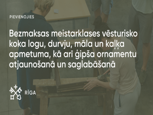 Dalībnieki praktiskā restaurācijas meistarklasē strādā pie vēsturiska koka loga rāmja uz darbagalda. Attēlā redzams aicinājums pieteikties bezmaksas meistarklasēm par vēsturisko koka logu un durvju, māla un kaļķa apmetuma, kā arī ģipša ornamentu atjaunošanu un saglabāšanu. Apakšējā kreisajā stūrī redzams Rīgas vizuālās identitātes logotips.