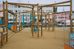 Rīgas Ziepniekkalna vidusskolas teritorijā izveidots plašs aktīvās atpūtas laukums ar koka kāpšanas konstrukcijām, virvju elementiem un līdzsvara šķēršļiem. Fonā redzama skolas ēka un labiekārtota teritorija
