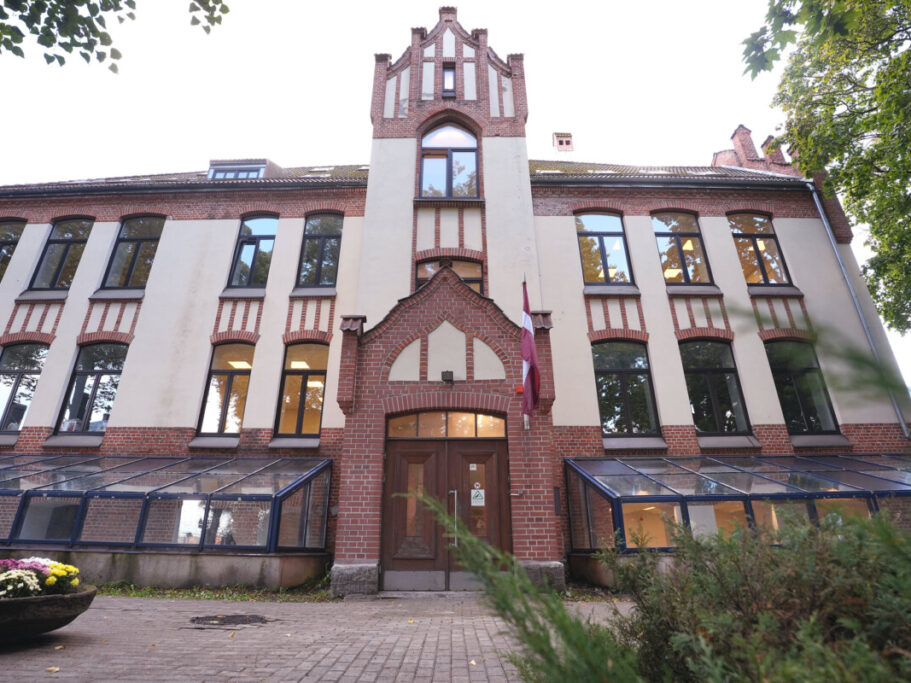 Māras Muižnieces Rīgas Mākslas skola atklāj jauno ēku Āgenskalnā