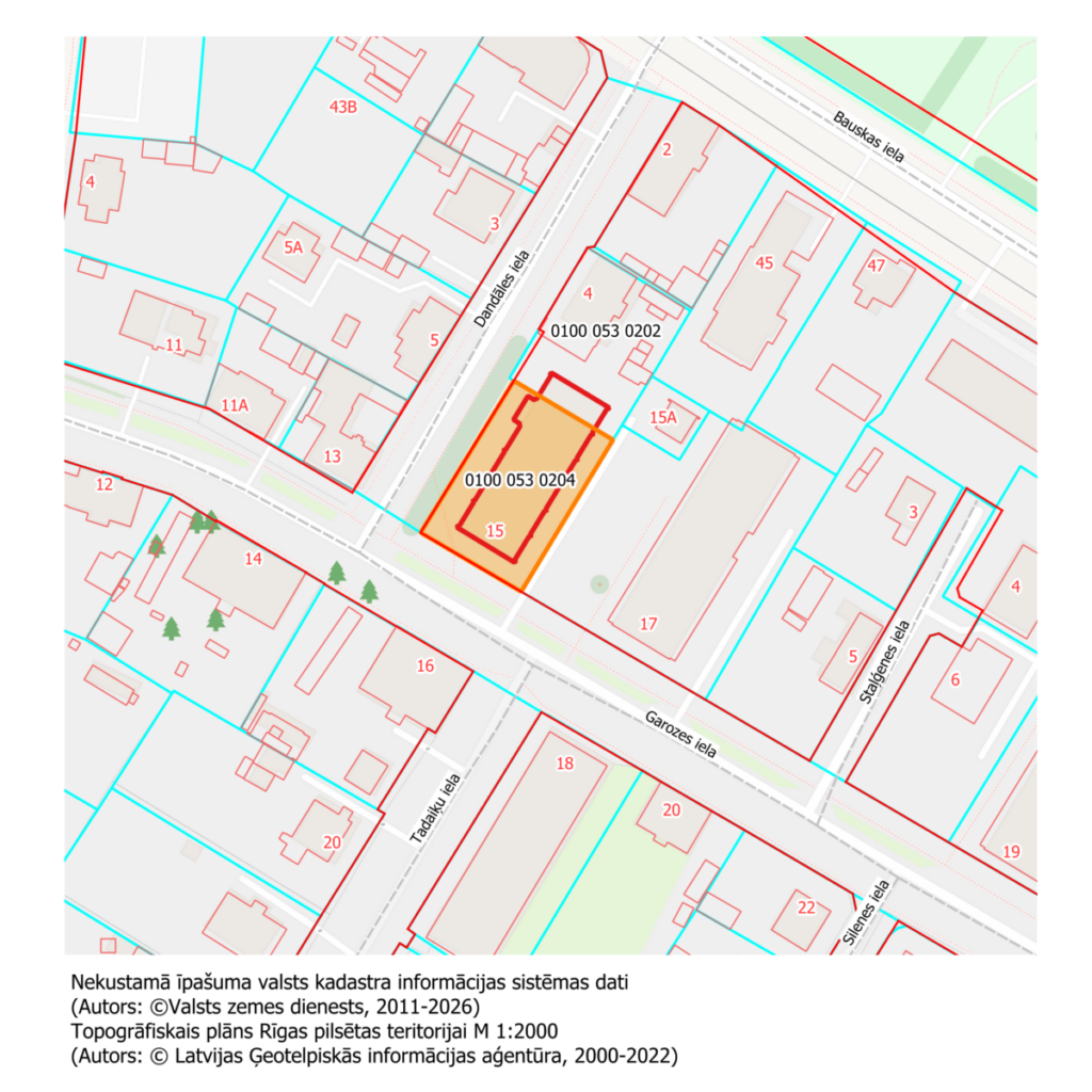 Topogrāfiskā karte ar iezīmētu nekustamo īpašumu Garozes ielā 15, Rīgā. Īpašuma zemesgabals izcelts oranžā krāsā, bet ēkas kontūra sarkanā krāsā. Kartē redzami apkārtējie zemesgabali, ēkas, ielu nosaukumi un kadastra apzīmējumi, tostarp Dandāles iela, Garozes iela un Stālģenes iela.