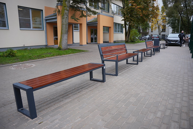 Ieguldot gandrīz miljonu eiro, Itas Kozakēvičas Rīgas Poļu vidusskolā Purvciemā izbūvēts mūsdienīgs āra sporta komplekss