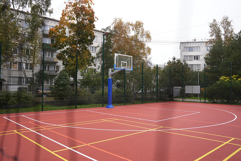Ieguldot gandrīz miljonu eiro, Itas Kozakēvičas Rīgas Poļu vidusskolā Purvciemā izbūvēts mūsdienīgs āra sporta komplekss
