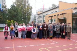 Ieguldot gandrīz miljonu eiro, Itas Kozakēvičas Rīgas Poļu vidusskolā Purvciemā izbūvēts mūsdienīgs āra sporta komplekss