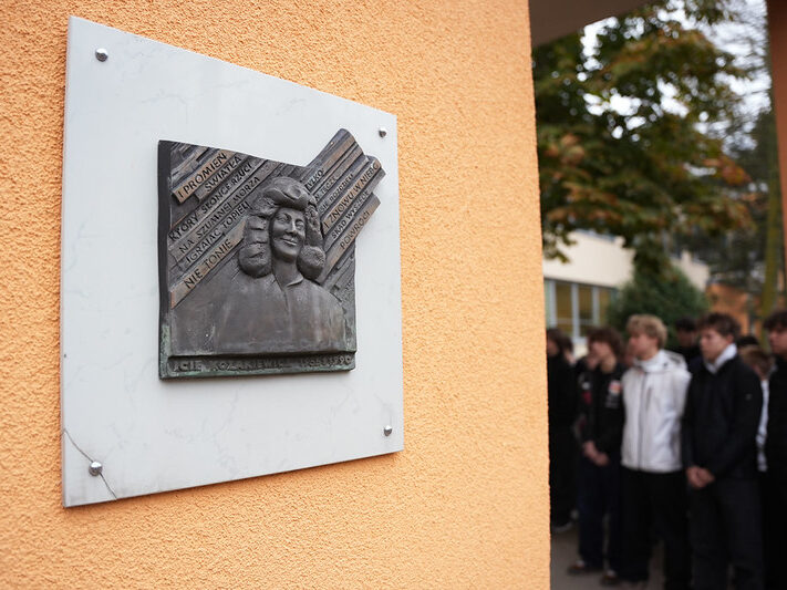 Ieguldot gandrīz miljonu eiro, Itas Kozakēvičas Rīgas Poļu vidusskolā Purvciemā izbūvēts mūsdienīgs āra sporta komplekss
