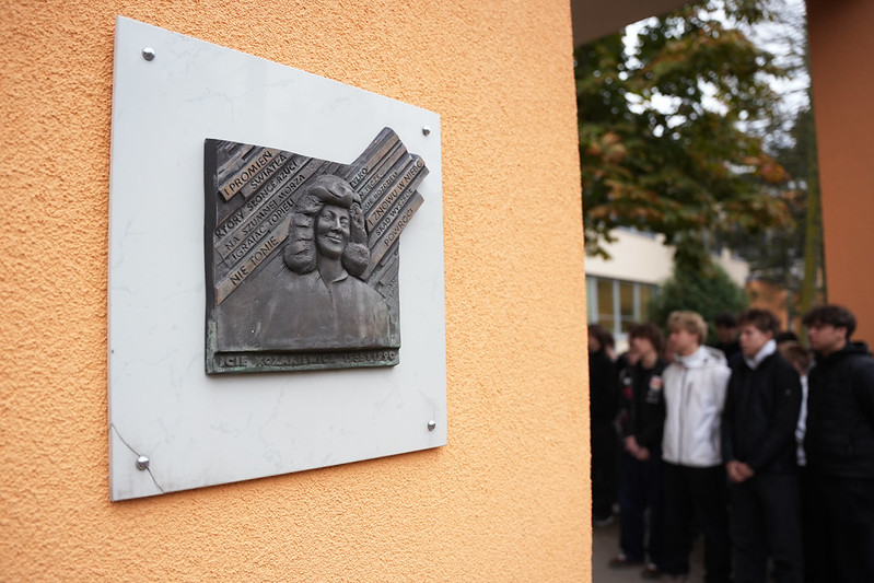 Ieguldot gandrīz miljonu eiro, Itas Kozakēvičas Rīgas Poļu vidusskolā Purvciemā izbūvēts mūsdienīgs āra sporta komplekss