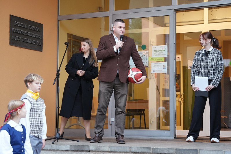 Ieguldot gandrīz miljonu eiro, Itas Kozakēvičas Rīgas Poļu vidusskolā Purvciemā izbūvēts mūsdienīgs āra sporta komplekss